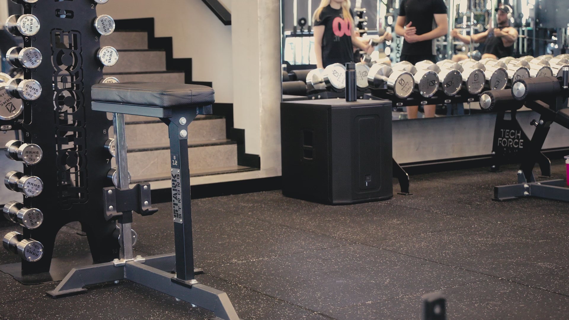 Subwoofer Amplificado Profissional 18" JBL MAX 18S 500W RMS Bivolt - Preto